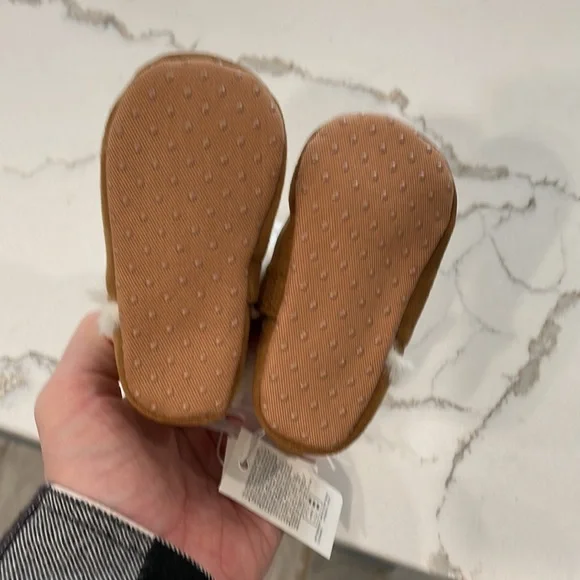 Old Navy 3-6m baby booties Unisex Faux-Fur-Lined Cozy Boots in cognac nwt - Picture 4 of 9